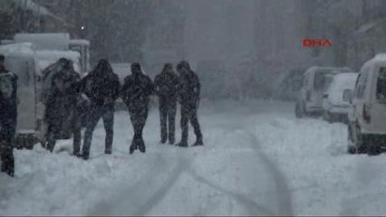 Yüksekova'da Kar Yolları Kapattı