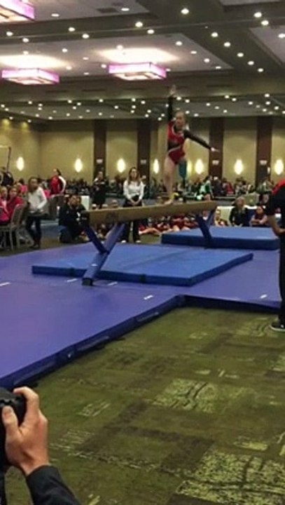 Une jeune gymnaste amputée de la jambe réalise une belle performance à un concours !