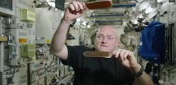 Αστροναύτης παίζει πινγκ-πονγκ με μία σταγόνα στον Διεθνή Διαστημικό Σταθμό