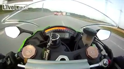 Mota Kawasaki Ninja a 299km/h é ultrapassada na autoestrada por um Audi como se nada fosse