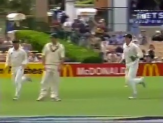 Tải video: Longest throw for a run out in cricket by Australian, amazing fielding.