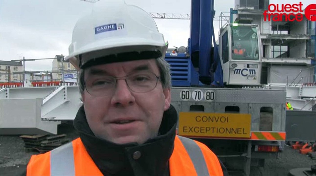 Rennes. L'impressionnante pose d'une passerelle au dessus des voies ferrées par une grue géante