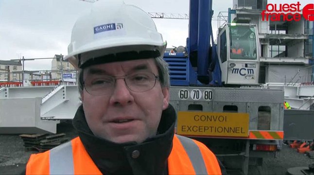 Rennes. L'impressionnante pose d'une passerelle au dessus des voies ferrées par une grue géante