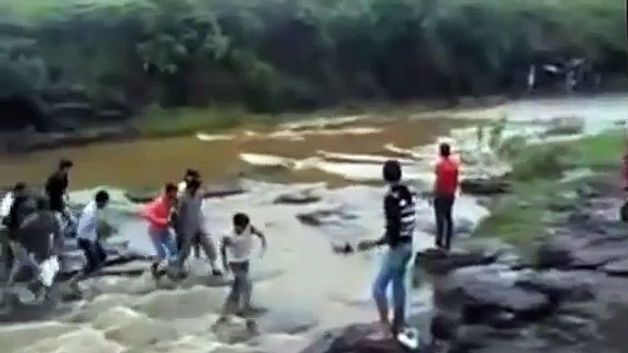 Dòng nước lũ hung hãn - cướp đi 5 sinh mạng trong tích tắc