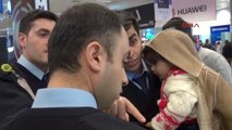Atatürk Havalimanı?nda Bırakılan Küçük Kıza Polis Şefkati