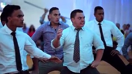 L'haka è così travolgente che gli sposi non sanno resistere