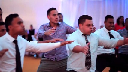 Ils décident d'effectuer une puissante Haka pour ses jeunes mariés... Ce que font ces derniers était juste inattendu et très beau