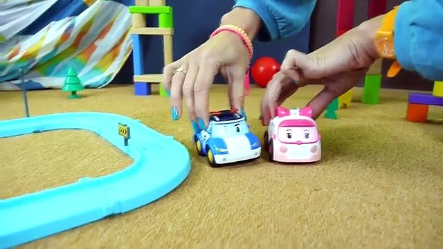 Arabalar - Polis Arabası Robocar Poli ve Ambulans Amber ilk tanışması