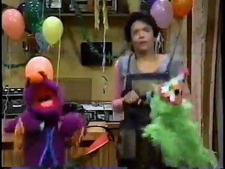 Sesame Street - Big Bird Finds a Wand