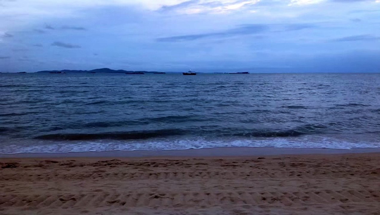 ทะเลก็ใกล้ และเธอก็เศร้า - เจี๊ยบ วรรธนา - YouTube