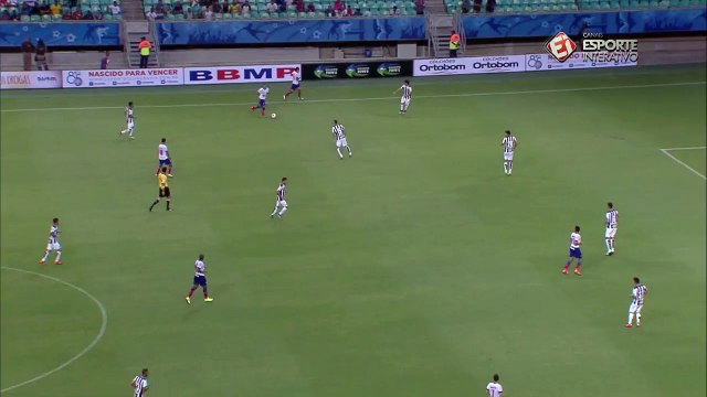 Juninho solta a bomba e carimba o travessão de Vanderlei