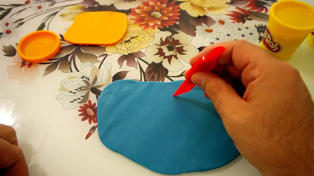 Play Doh Transformers Autobot Workshop Playset Transform Lightning McQueen in Autobots Dis