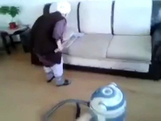 Teyzenin elektrikli süpürge ile imtihanı(kurban oldugum dönde arkana bir bak)