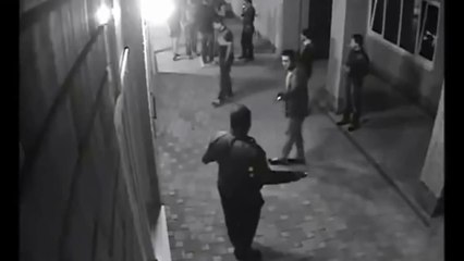 2 hommes cherchent un boxeur et se retrouve KO en 2 sec