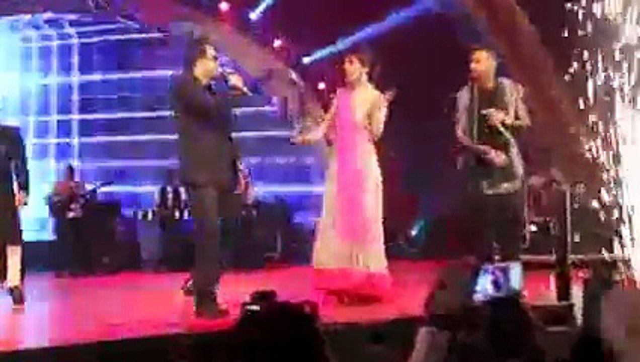 Mika Singh performing with Priyanka Chopra _ Yo Yo Honey Singh