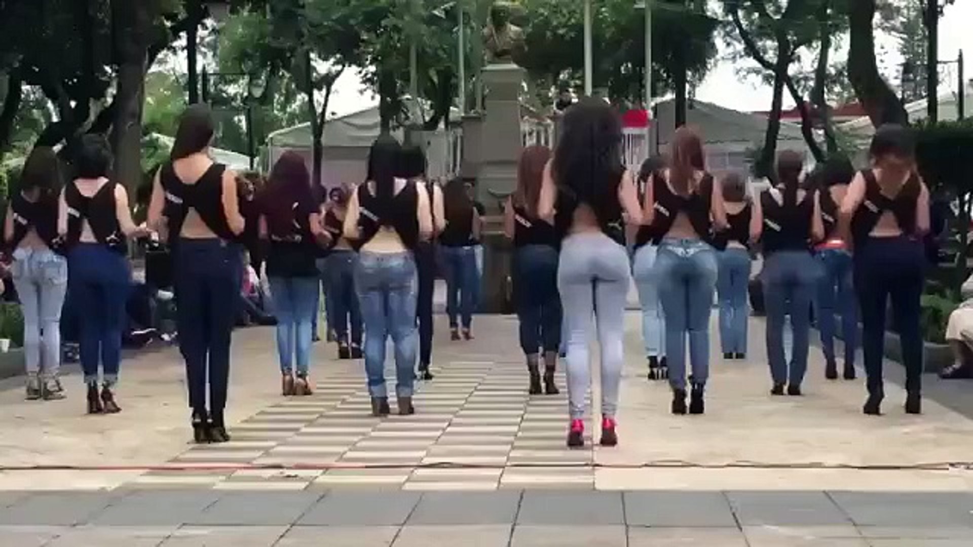 ⁣Девушки исполняют танец Кизомба