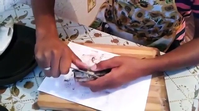 Как почистить селедку быстро и без костей