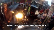 Un policier prend en chasse un motard dans une favela São Paulo