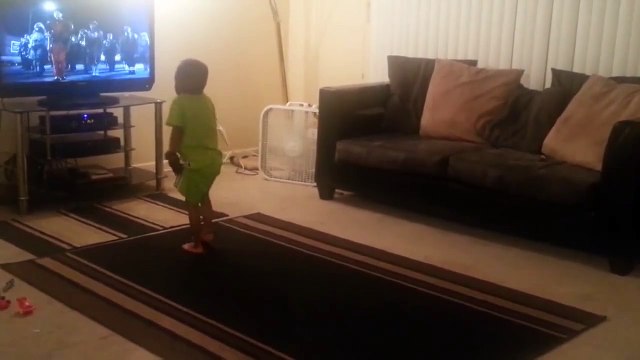 Ce petit garçon connait par coeur la chorégraphie de Thriller de Michael Jackson