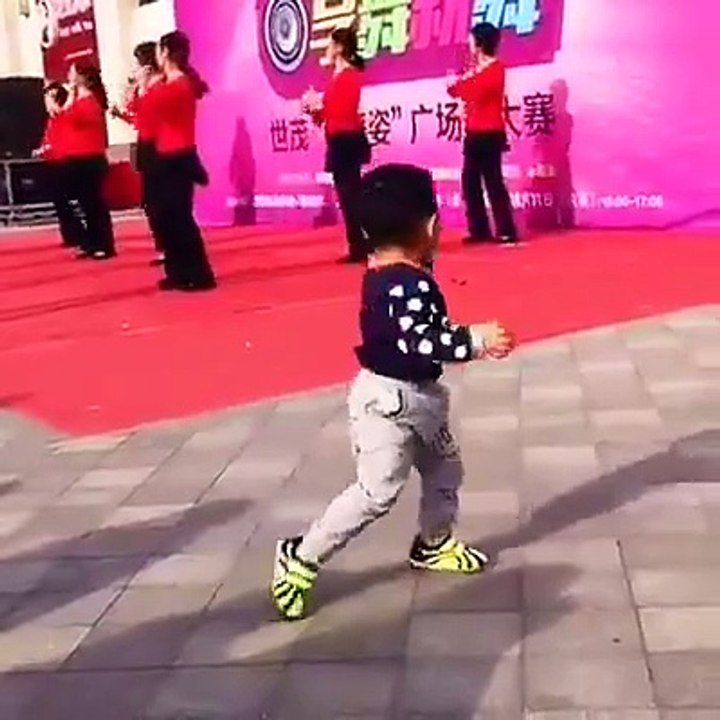 Ce gamin de 3 ans  connait la chorégraphie par coeur - Quel bon danseur