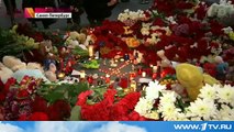 Весь день к зданию аэропорта Пулково люди несут цветы и игрушки