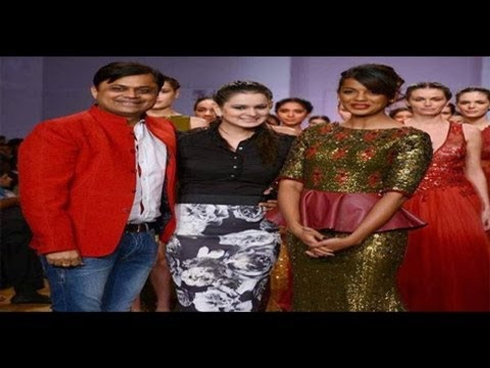 Ravishing Mugdha Godse Sizzle On ramp for Designer Nitya Bajaj | Pune Fashion Week 2013