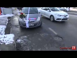 Para almak için gelin arabasının üstüne çıkan şahıs ölümden döndü