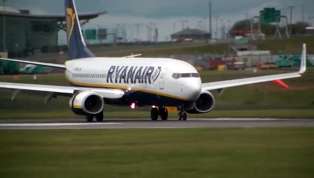 ✈ New Ryanair 737 ✈ Crosswind Landing in Cork Big Planes