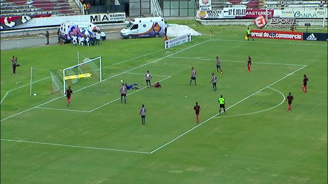 Após chute de Sheik, Everton desvia a bola, que bate na trave