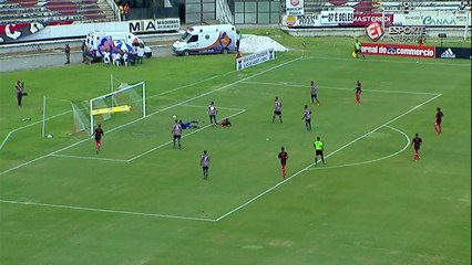 Após chute de Sheik, Everton desvia a bola, que bate na trave