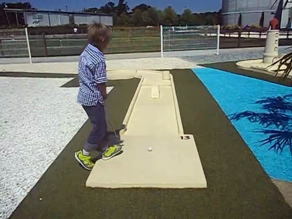 Quentin mini Golf 2015 à revoir tenue du putter 2
