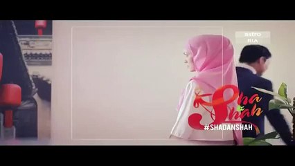 Perempuan Disarung Ungu
