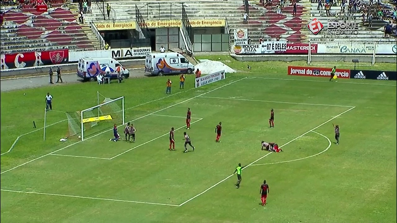 GOL DO SANTA CRUZ! Após roubada de bola, Keno chuta na trave e a bola sobra para João Paulo virar o placar