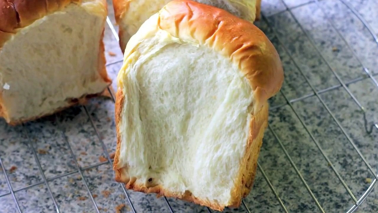 How to make soft and fluffy Hokkaido Milk Bread (Recipe) - Cách làm bánh mì sữa Hokkaido