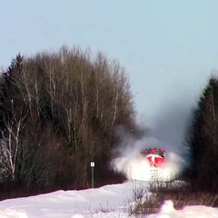 Kar dinlemeyen tren. Karları aşıp geliyor. Muhteşem!