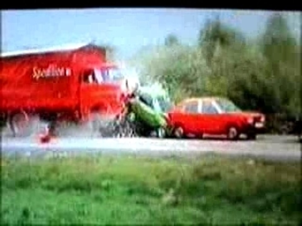 Crash 2cv,VW Polo,Delta, Renault 5, Fiat 126 par camion