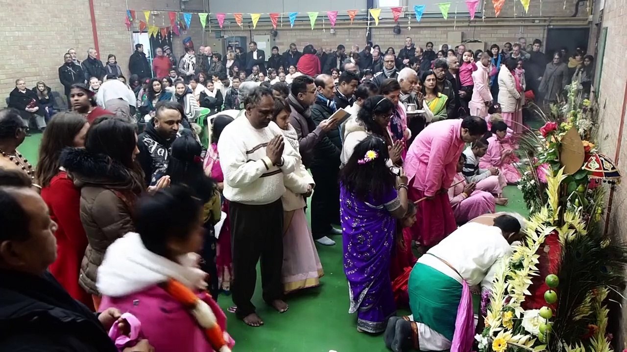 Armentières : des dizaines de fidèles et des curieux pour le Thaïpoursam cavadee