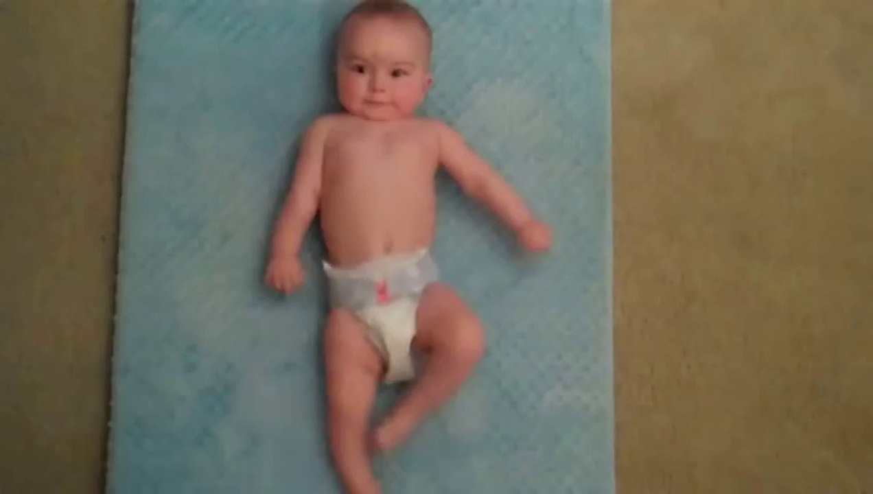 Ses amies ne la croient pas que son bébé fait ça, alors elle fait cette vidéo pour prouver que c'est vrai!