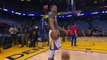 Le joueur de NBA Stephen Curry invite un jeune fan pour un petit concours de basket-ball