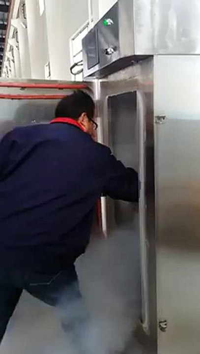 لن تصدق ماذا يحدث لسمكة مجمدة وضعوها في الماء الدافئ
