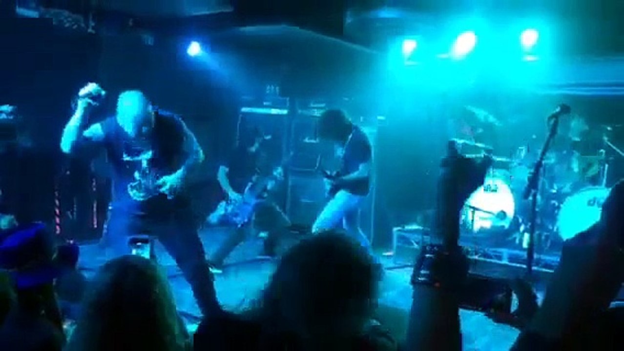 Dave Grohl sur scène avec Slayer et Pantera pour jouer Ace of Spades de Motorhead