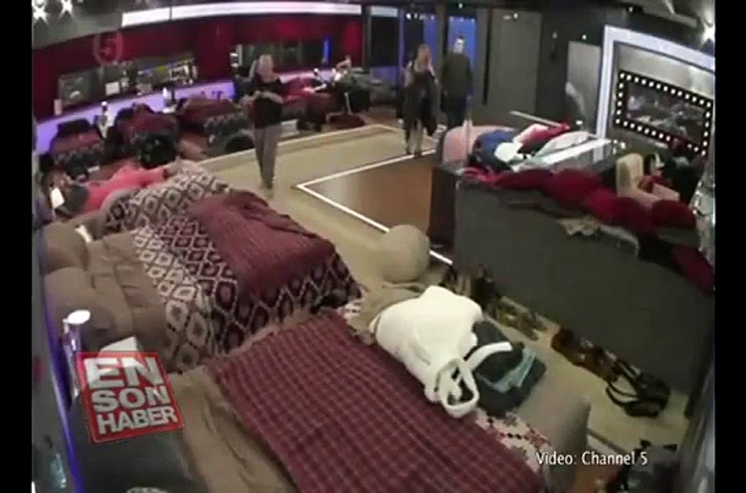 Seksi yarışmacı kameraları unutup çıplak çıktı