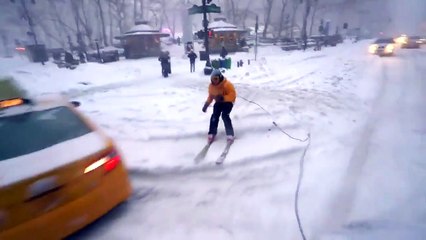 En snow board dans new york pendant la tempete jonas