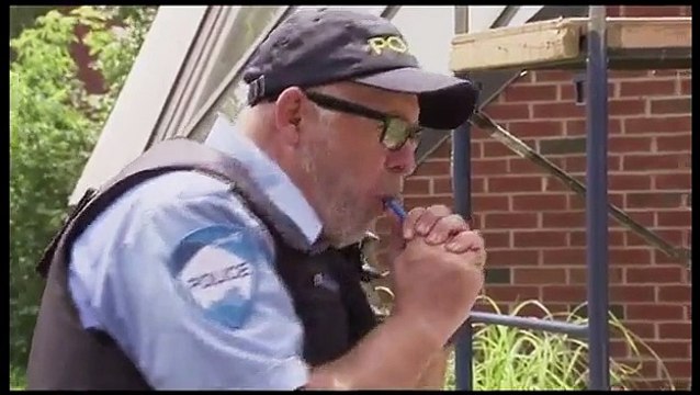 Полицейский теряет свой протез)))