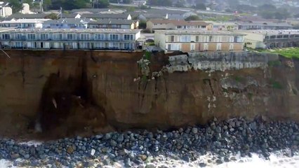 Un drone filme d'important glissement de terrain sur la cote californienne