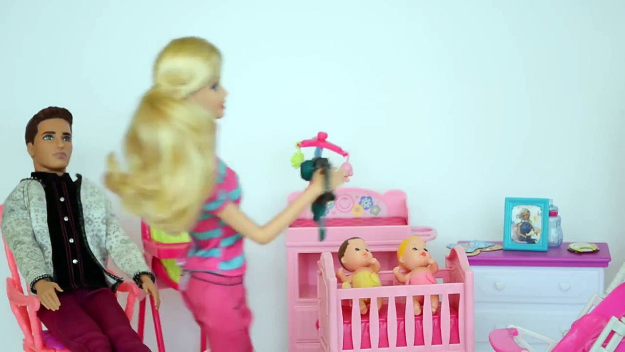 Barbie Mari indo para Casa com os 4 Bebês Gêmeos e mostrando Album de Fotografia!!! [Parte