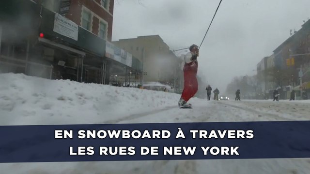 En snowboard à travers les rues de New York