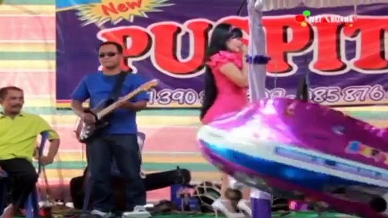 HOT goyang NGANGKANG kendang - edan turun.... -- puspita dangdut koplo HOT 2015