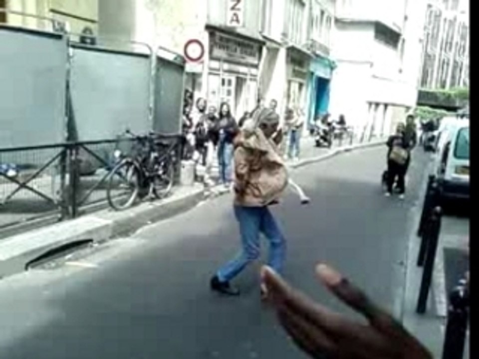 un ouf devant le lycée