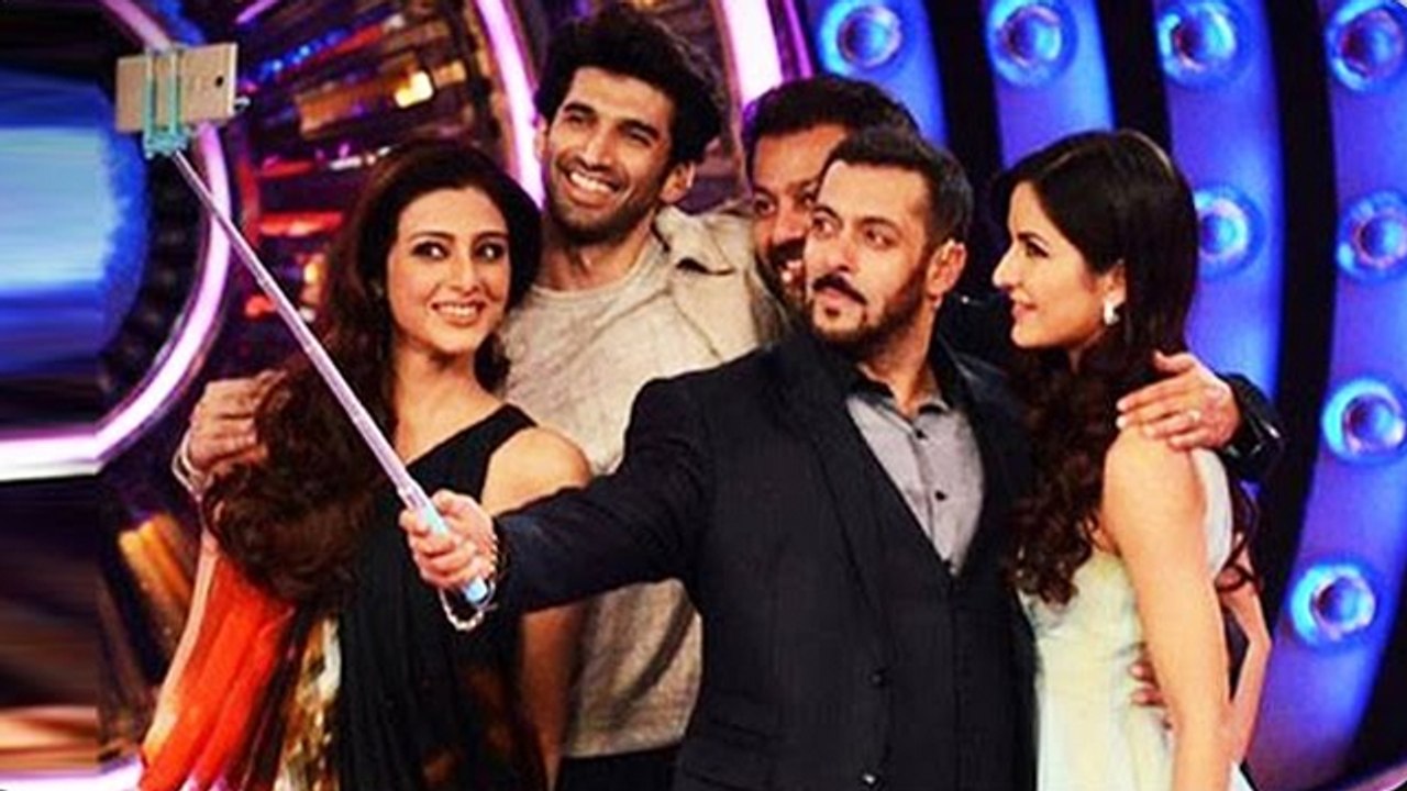 Salman Khan & Katrina Kaif Takes SELFIE @ Bigg Boss 9 Finale